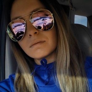 Aviator shaped sunglasses